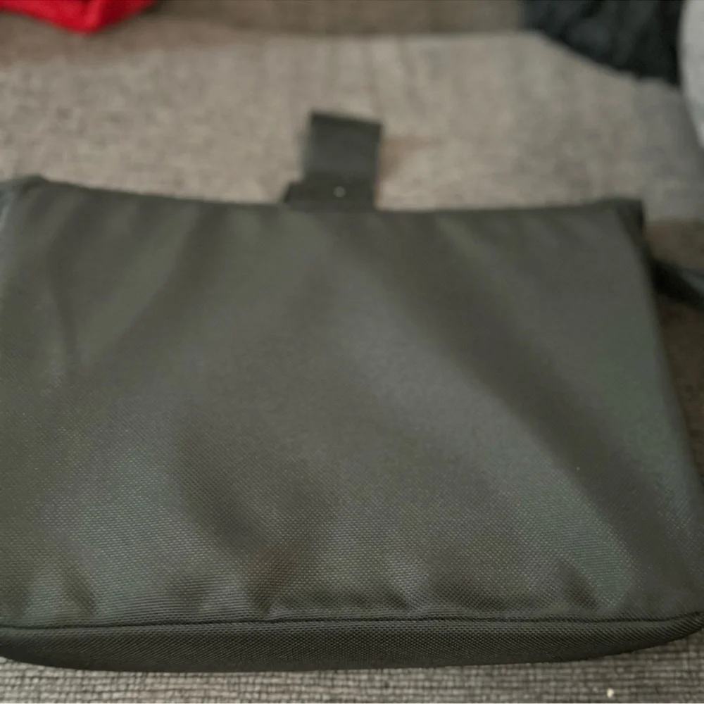 Tumi black padded nylon laptop computer sleeve insert 14